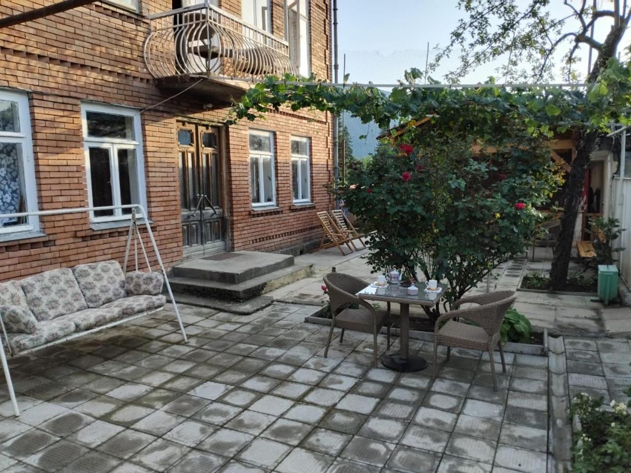 Ambrosador Guest House Ambrolauri Eksteriør bilde
