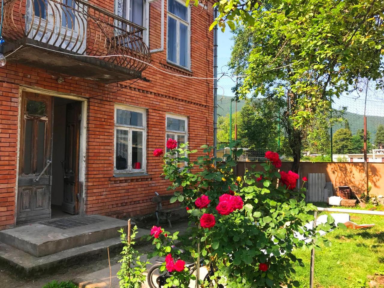 Ambrosador Guest House Ambrolauri Eksteriør bilde